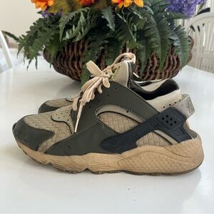 Nike Air Huarache Men’s Sz 10 Shoes Crater Premium Cargo Khaki DM0863–300 Great